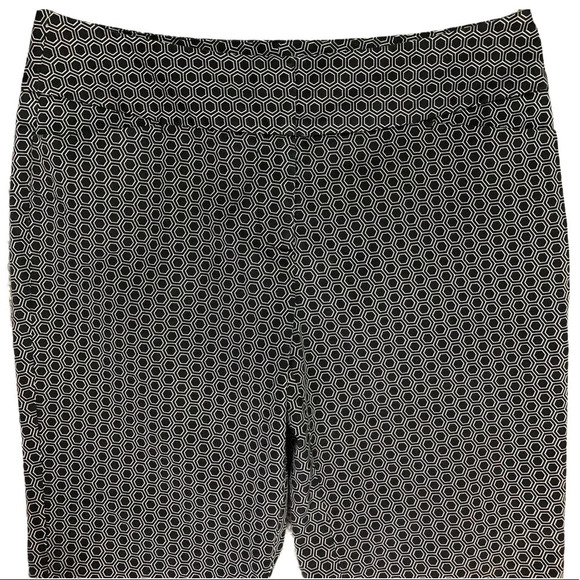 🛍️3/$40 Worthington Geometric Print Capri Pants Black  White Size 6 - Picture 3 of 5